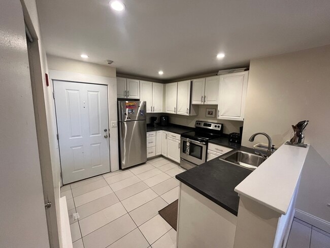 72 Lubec St, Unit #3R in Boston, MA - Foto de edificio - Building Photo