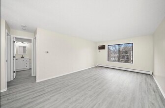 2710 Northcreek Dr, Unit 1804 in Woodridge, IL - Foto de edificio - Building Photo