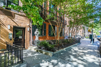 21 Gramercy Park S in New York, NY - Building Photo - Building Photo