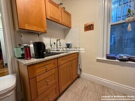 50 Queensberry St, Unit B in Boston, MA - Building Photo