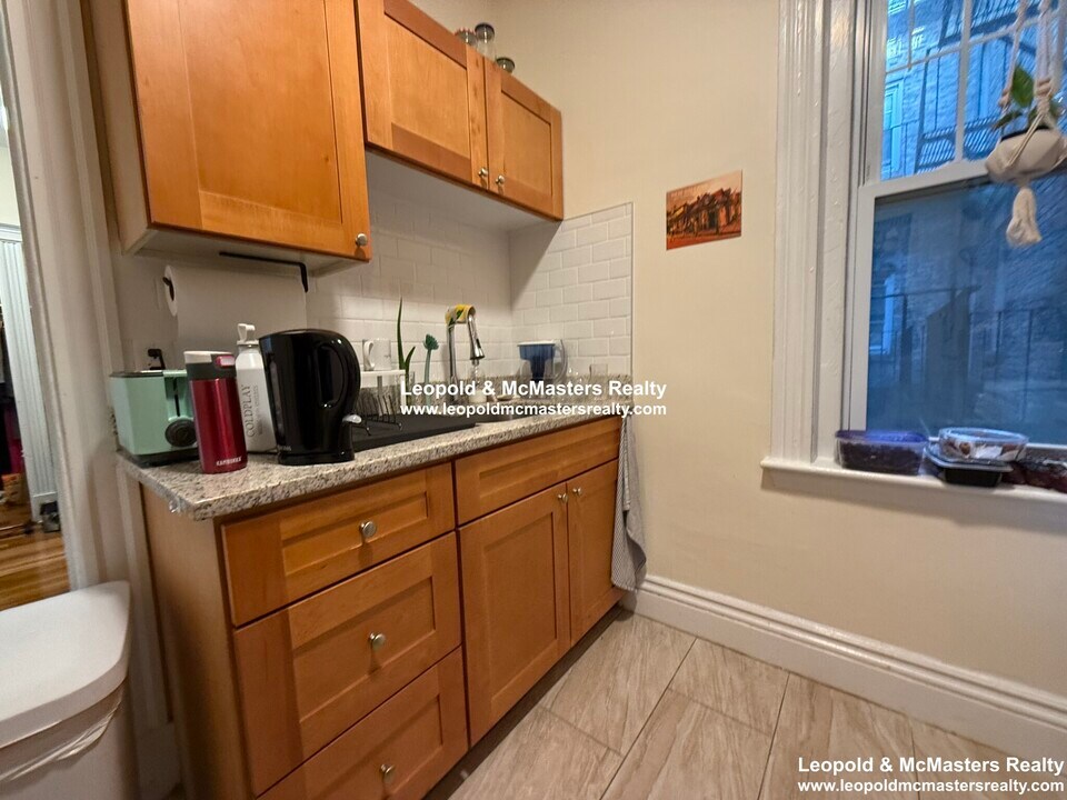 50 Queensberry St, Unit B in Boston, MA - Building Photo