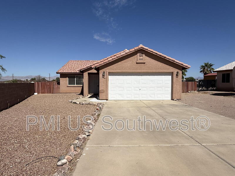 1605 E Rinaldi Way in Fort Mohave, AZ - Building Photo