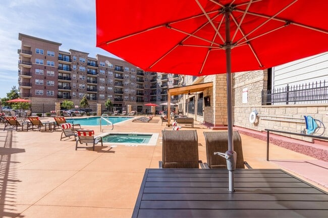 Carson Street Towers in Overland Park, KS - Foto de edificio - Building Photo