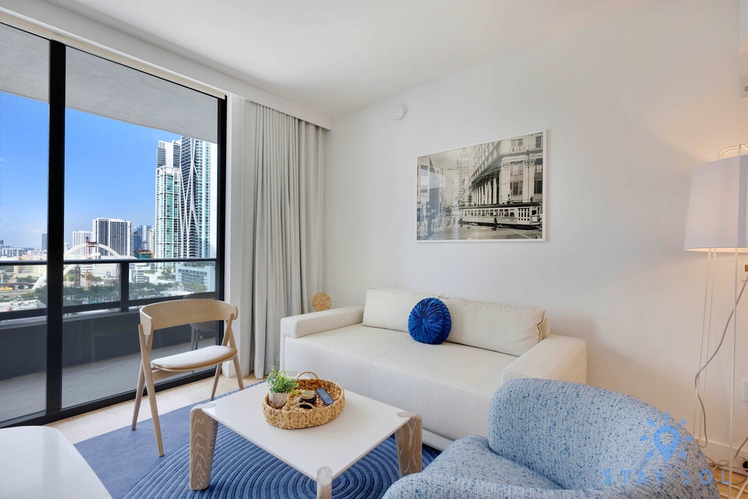 601 NE 1st Ave in Miami, FL - Building Photo