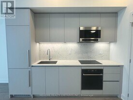 8 Cumberland St in Toronto, ON - Building Photo