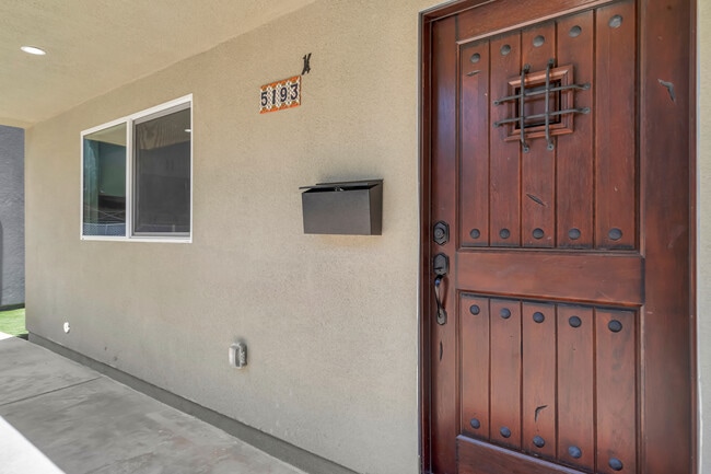 5201 W 20th St in Los Angeles, CA - Foto de edificio - Building Photo