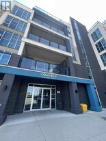 10 Concord Pl in Grimsby, ON - Building Photo