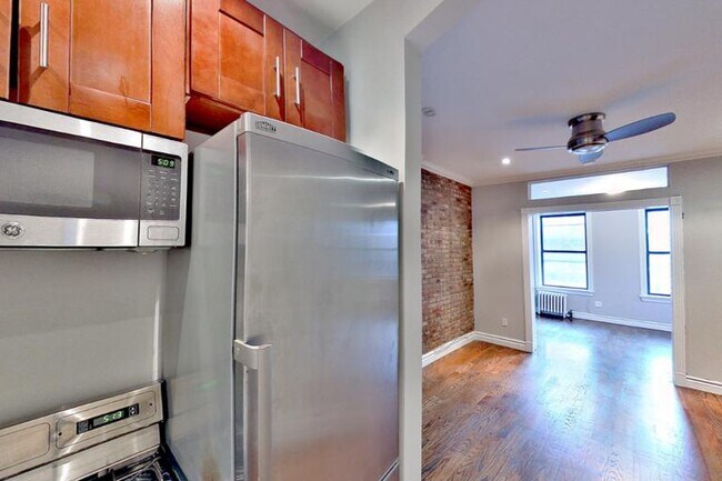 382 E 10th St