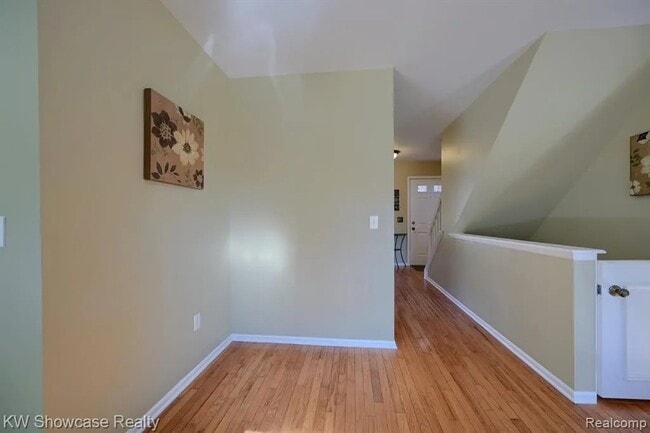 24509 Simmons Dr in Novi, MI - Foto de edificio - Building Photo