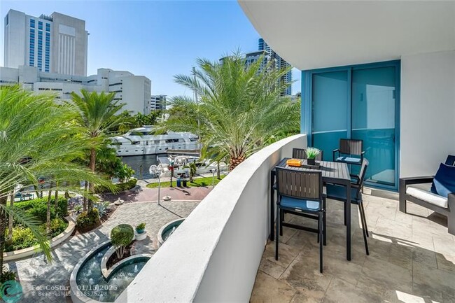 333 Las Olas Way in Fort Lauderdale, FL - Foto de edificio - Building Photo