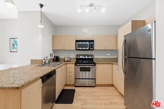 630 W 6th St in Los Angeles, CA - Building Photo - Building Photo