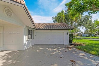 5621 Carriage Ln in Davie, FL - Foto de edificio - Building Photo