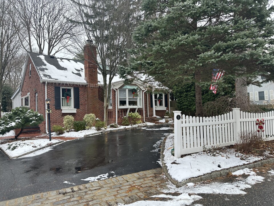 8 Cedar Valley Ln in Huntington, NY - Foto de edificio