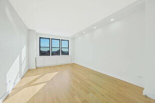 460 E 79th St in New York, NY - Building Photo