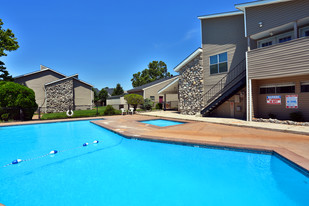 Vines at Edmond Apartamentos