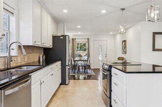 10525 Castlegate Dr in Dallas, TX - Foto de edificio - Building Photo