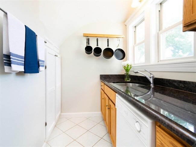 6 Clifton St, Unit #2 in Somerville, MA - Building Photo - Building Photo