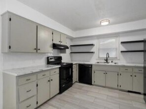 1472 E Berkeley St in Springfield, MO - Building Photo - Building Photo
