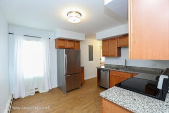 87 Delaware St in Glasco, NY - Building Photo - Building Photo