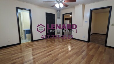 2123 Taylor in Springfield, MO - Foto de edificio - Building Photo