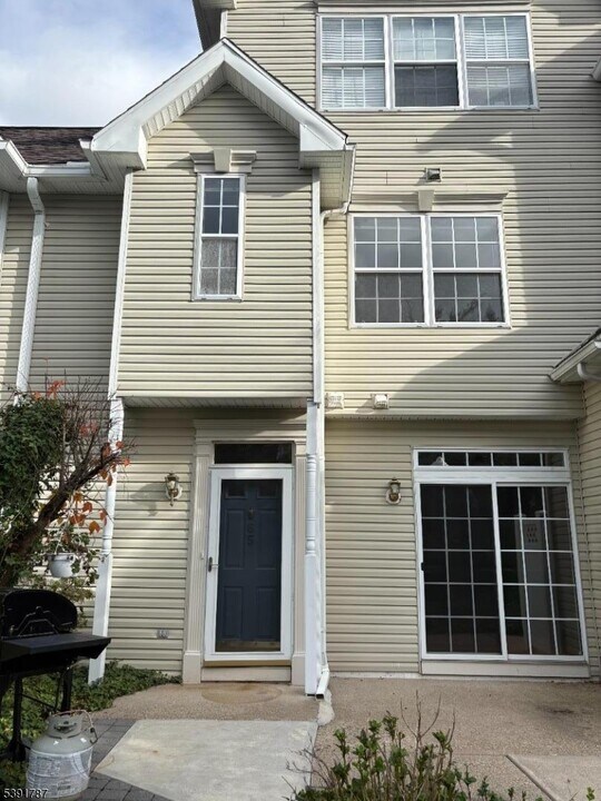 65 Wildflower Ln in Morristown, NJ - Building Photo