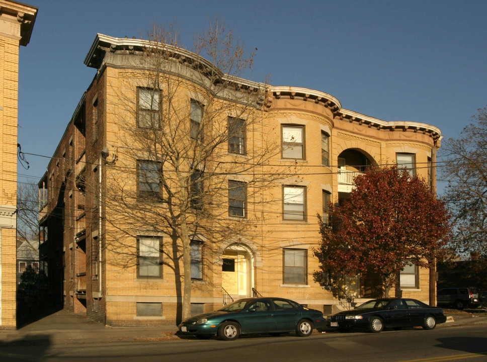 24 Boston St in Salem, MA - Building Photo