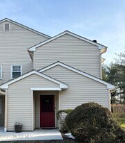 481 Hawthorne Pl in Morganville, NJ - Building Photo