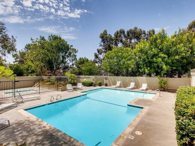3275 Caminito Eastbluff in San Diego, CA - Building Photo - Building Photo