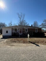 921 Woodland Dr in West Columbia, SC - Building Photo