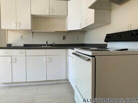 439 Cambridge St, Unit 33 in Boston, MA - Building Photo