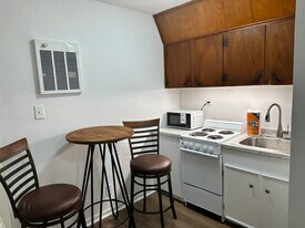 1708 Holloman Dr, Unit Apt. 9 in Port Lavaca, TX - Building Photo