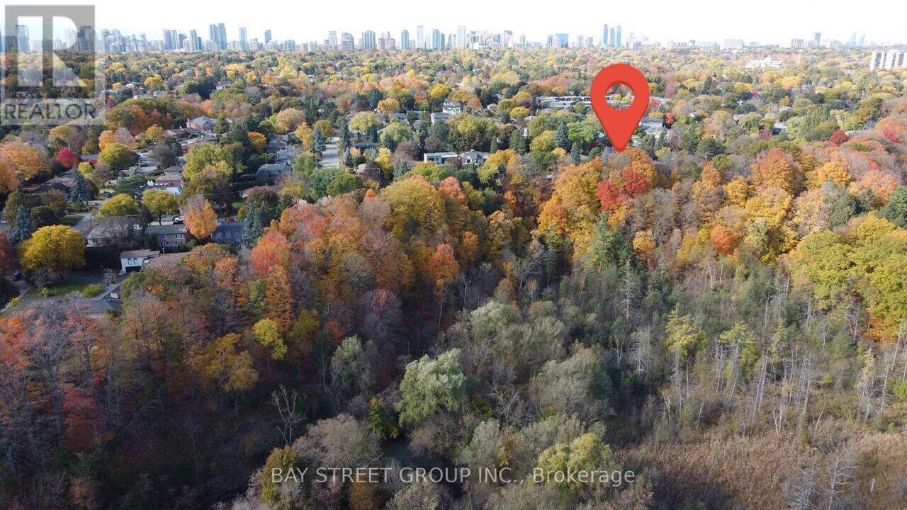 26 Restwell Crescent in Toronto, ON - Building Photo