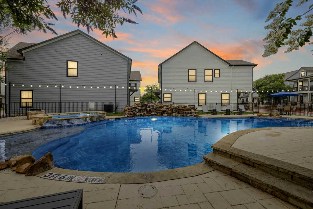 Heron on Hausman in San Antonio, TX - Building Photo