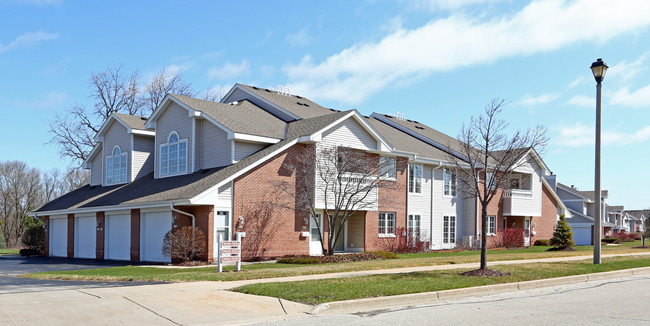 Overlook Lakes Apartments in Greendale, WI - Foto de edificio - Building Photo