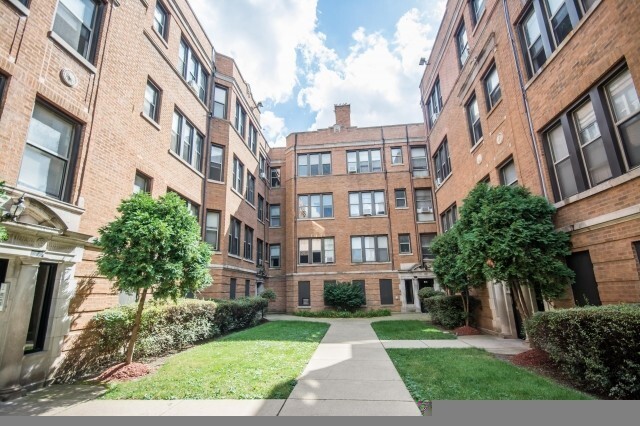 1361 W Estes Ave in Chicago, IL - Building Photo