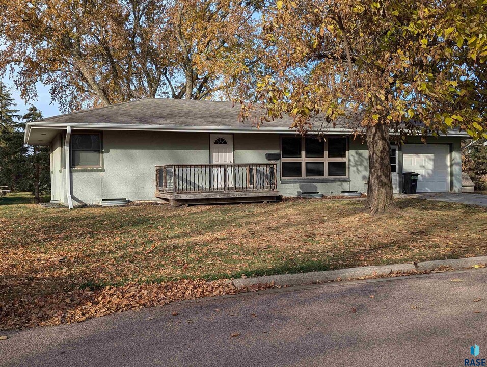 103 S 11th St in Beresford, SD - Building Photo