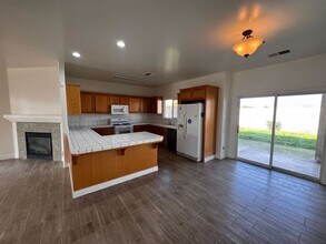 716 New Zealand Dr in Bakersfield, CA - Building Photo - Building Photo