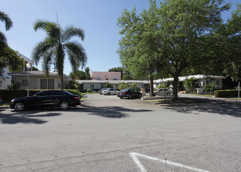 214-218 Antiquera Ave in Coral Gables, FL - Building Photo