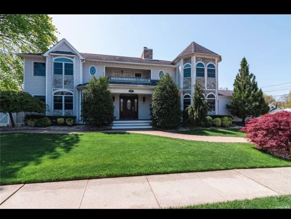 1 Gildo Pl, Unit Lowe level in Bethpage, NY - Building Photo