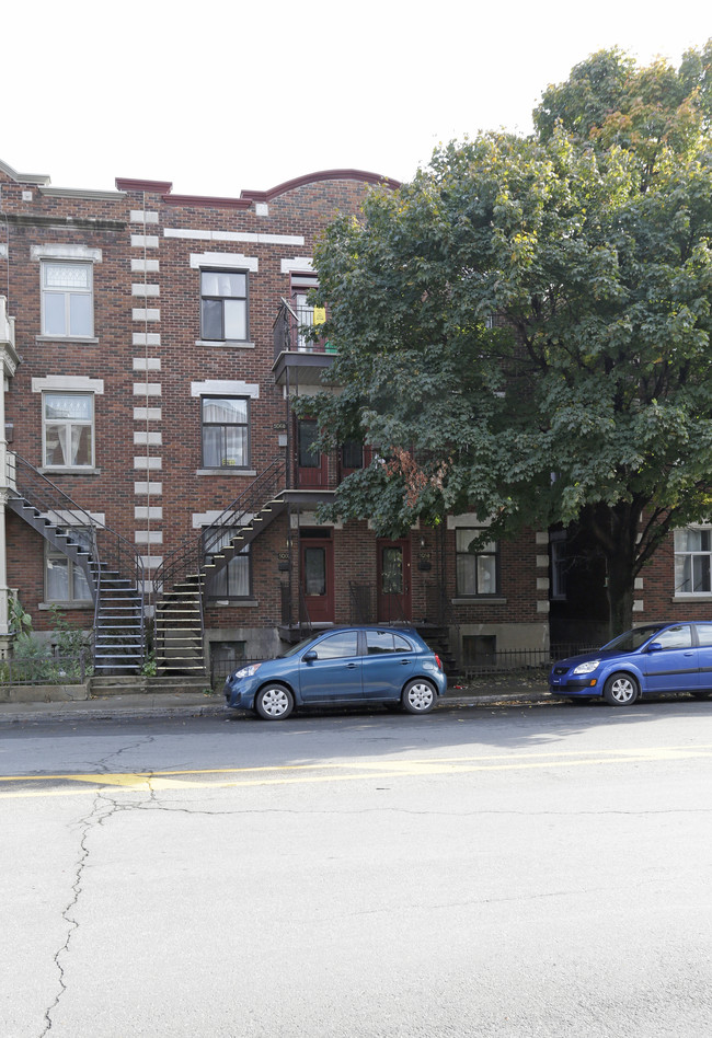 5058-5068 Sainte-Catherine Rue E in Montréal, QC - Building Photo - Primary Photo