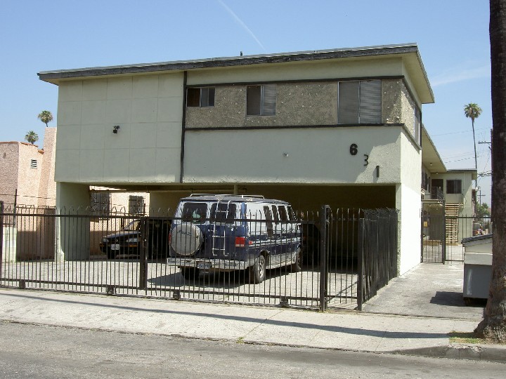 631 82nd St in Los Angeles, CA - Building Photo