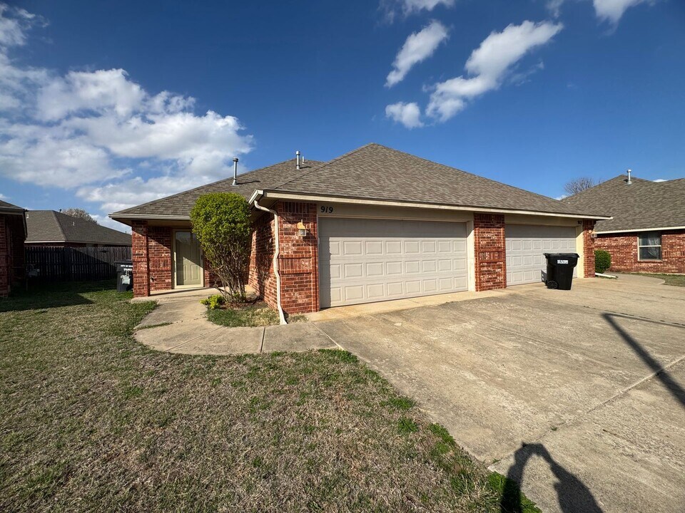 919 SW 37th St in Moore, OK - Building Photo