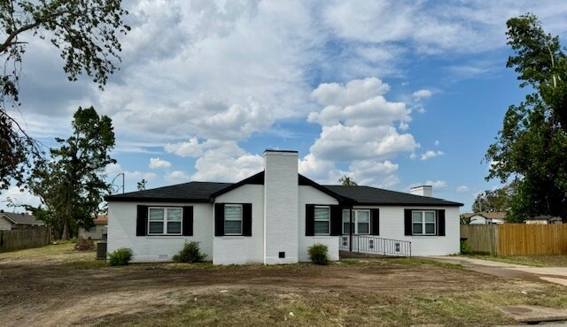 906 N 8th St in Rogers, AR - Building Photo