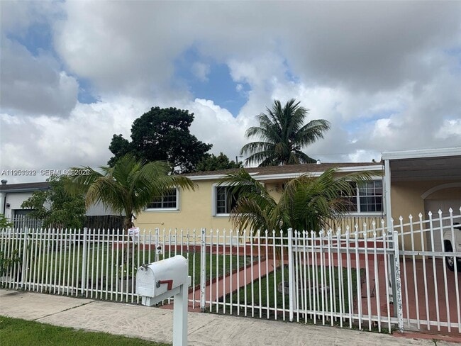 17950 NW 6th Ct in Miami, FL - Building Photo - Building Photo