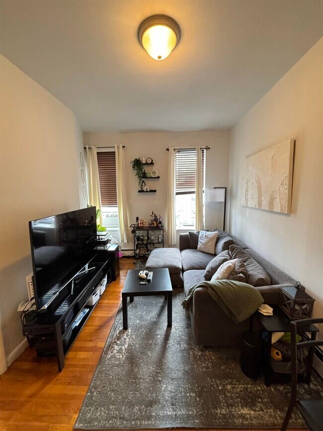 361 1st St in Hoboken, NJ - Foto de edificio - Building Photo