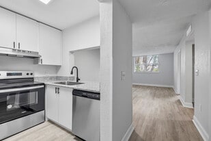 Vista Shores in Miami, FL - Building Photo