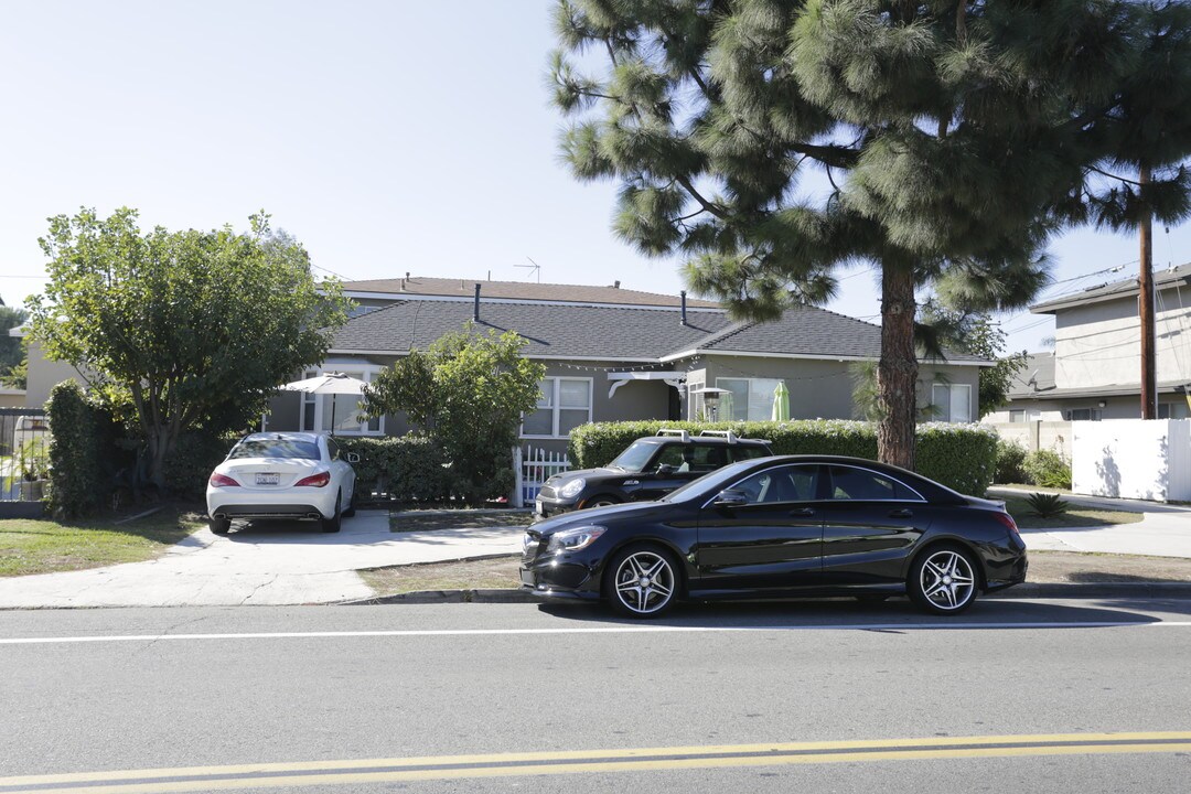 185 Del Mar Ave in Costa Mesa, CA - Building Photo