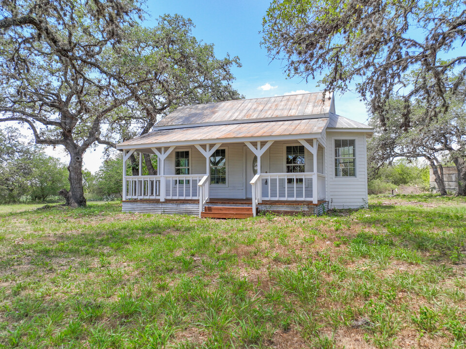 499 Co Rd 342 in Hondo, TX - Foto de edificio