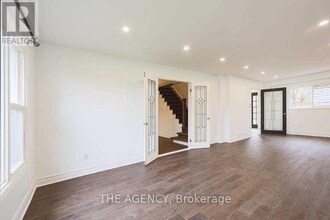 31 Brunton Pl in Newmarket, ON - Building Photo - Building Photo