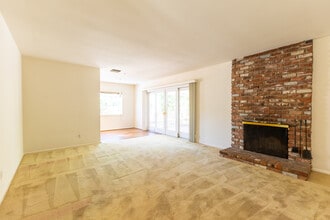 7246 Hatillo Ave, Unit A in Winnetka, CA - Foto de edificio - Building Photo